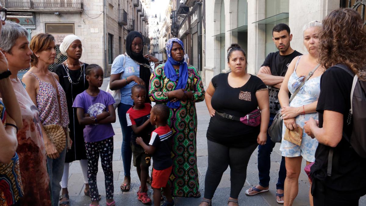 Famílies forçades a deixar habitatges d'emergències, concentrades davant l'ajuntament de Girona