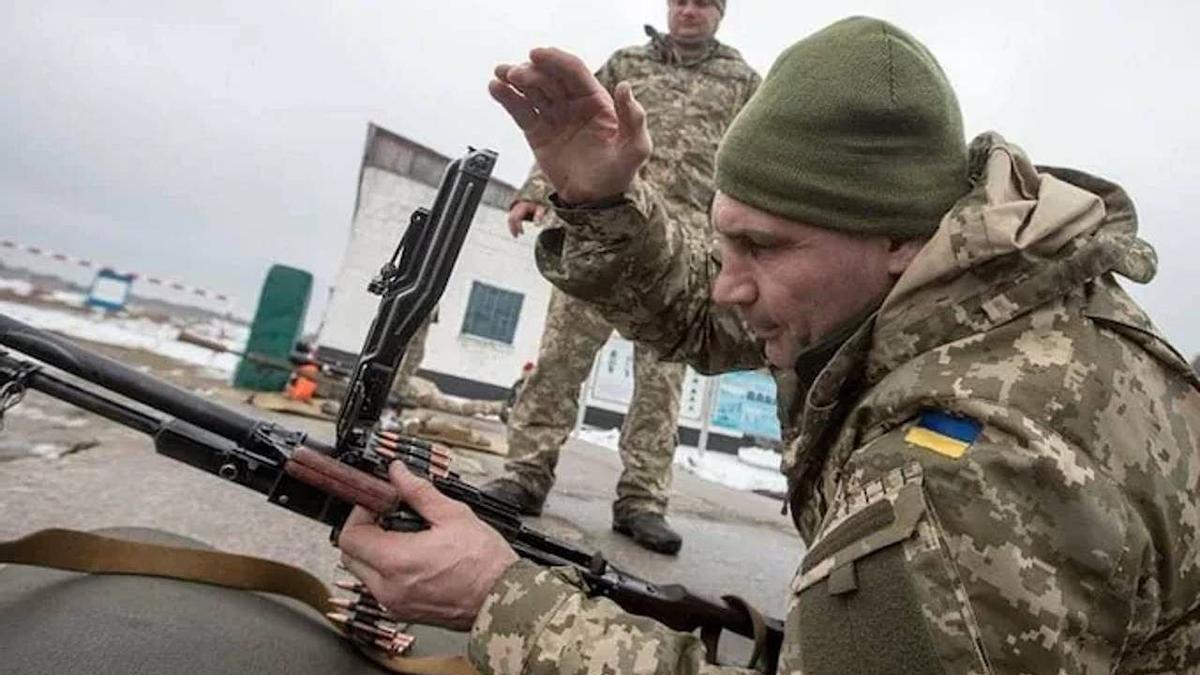 Wladimir Klitschko, durante una práctica militar.