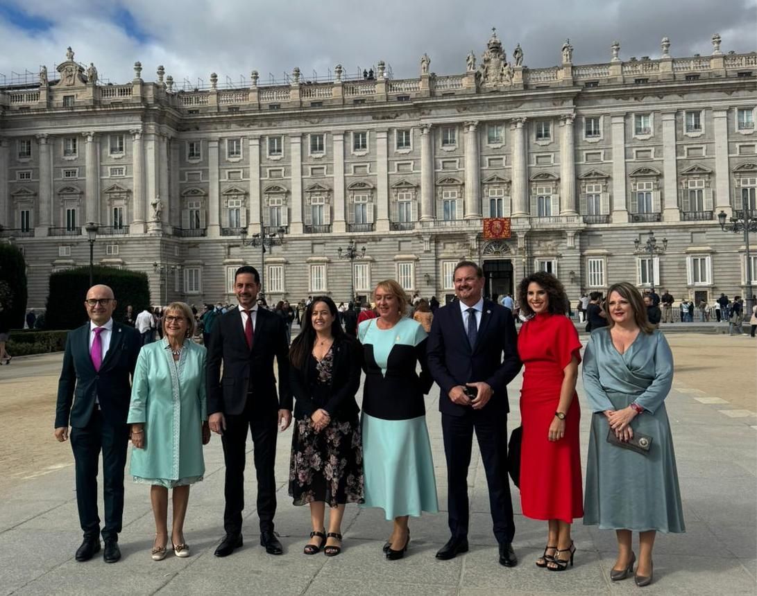 Los alcaldes de Alaquàs, Picassent, Mislata, Catarroja, Benetússer, Silla, Quart de Poblet y Llaurí este domingo ante el Palacio de Real