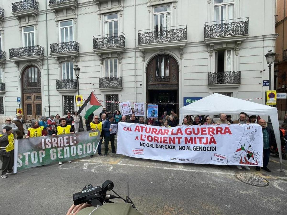 Una concentración, convocada por Parar la Guerra, con el lema 'Hay que parar la guerra en Oriente Medio (No olvidar Gaza)', ha denunciado frente a la sede de la Delegación de Gobierno en València "los ataques ilegítimos de Estados Unidos e Israel contra Irán" y ha clamado por "la paz en Oriente Medio", ya que el conflicto "pone en peligro a la región".