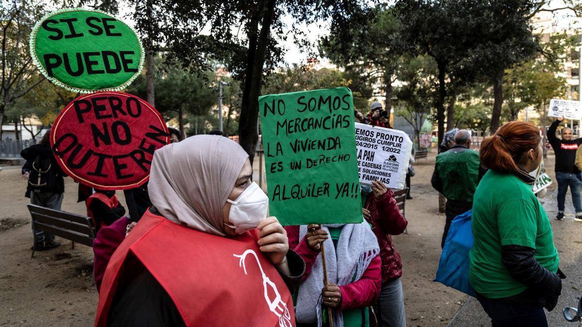 Protesta por la atención de los Servicios Sociales de L'Hospitalet