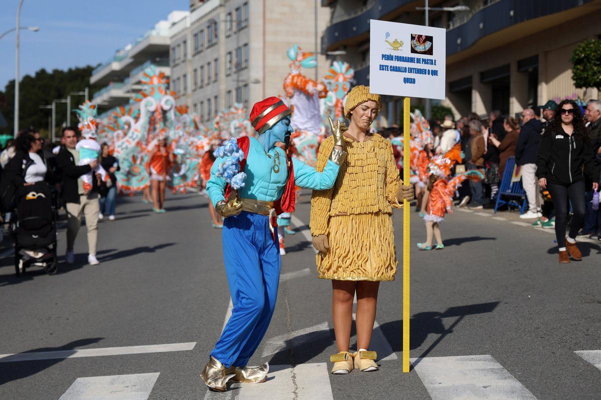 Sanxenxo se llenó de color y diversión con el tradicional desfile de carnaval de adultos y niños