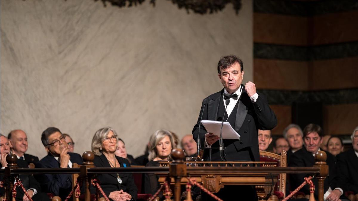 Cercas, durante la lectura de su discurso de ingreso.
