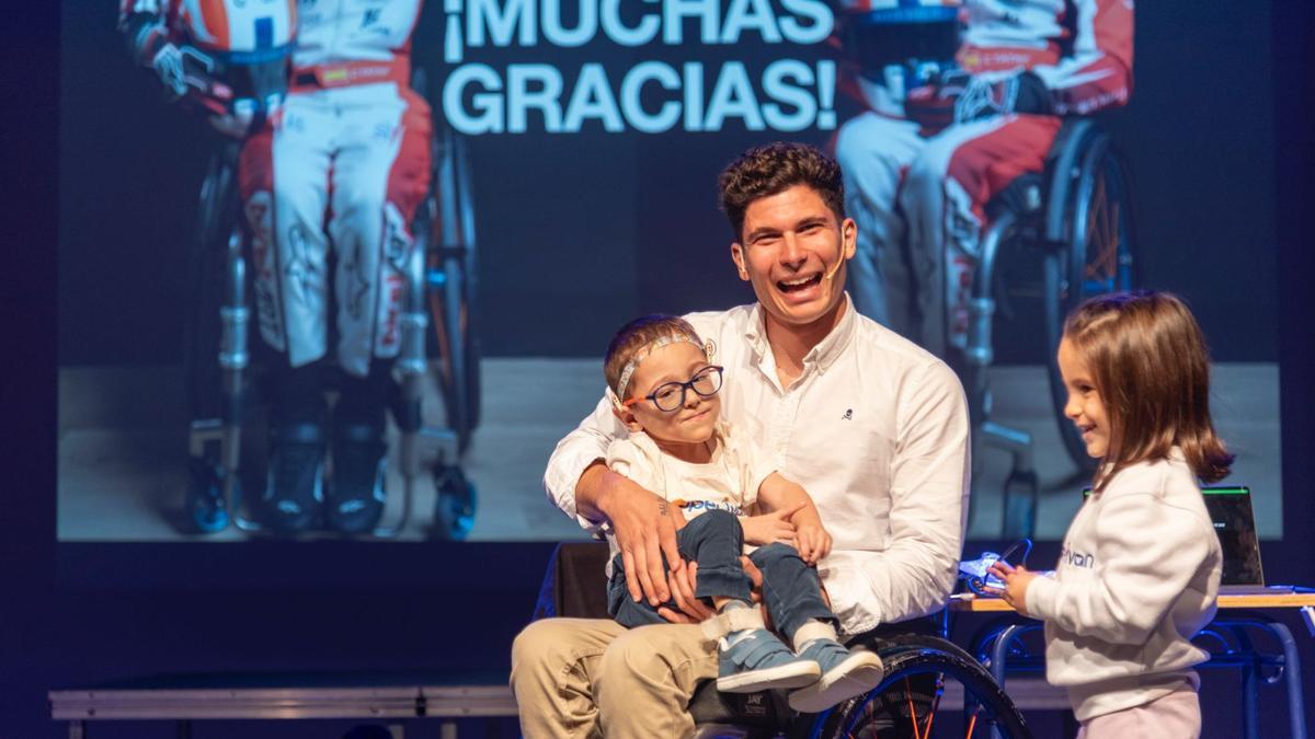 El piloto Carlos Tatay junto al pequeño Iván.