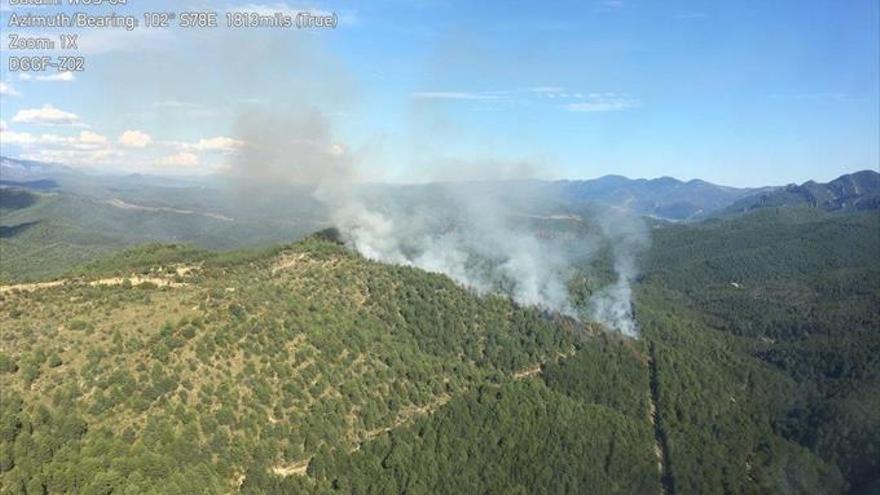 Un incendio en Las Peñas de Riglos quema varias hectáreas de pinar