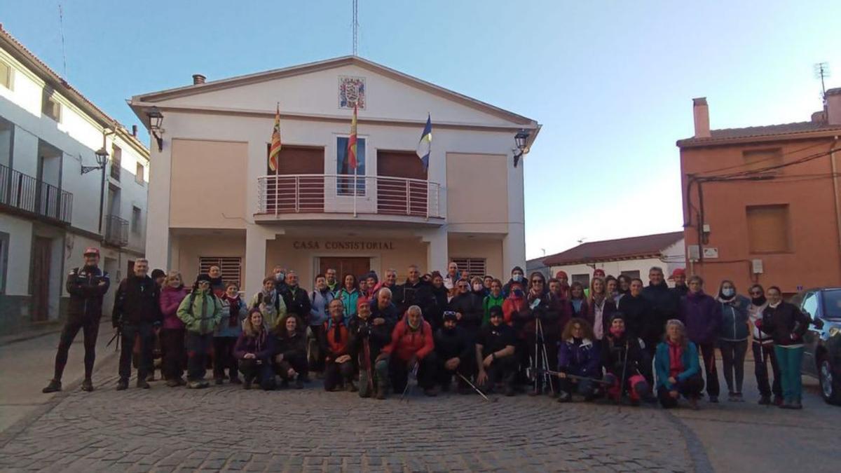 Cerca de 60 senderistas participaron en la andada. | CONCHITA CEBRIÁN