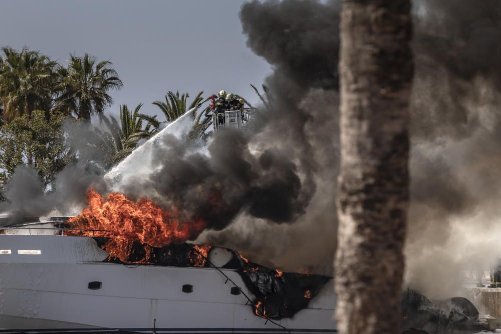 Arde un yate de 20 metros de eslora en Puerto Portals