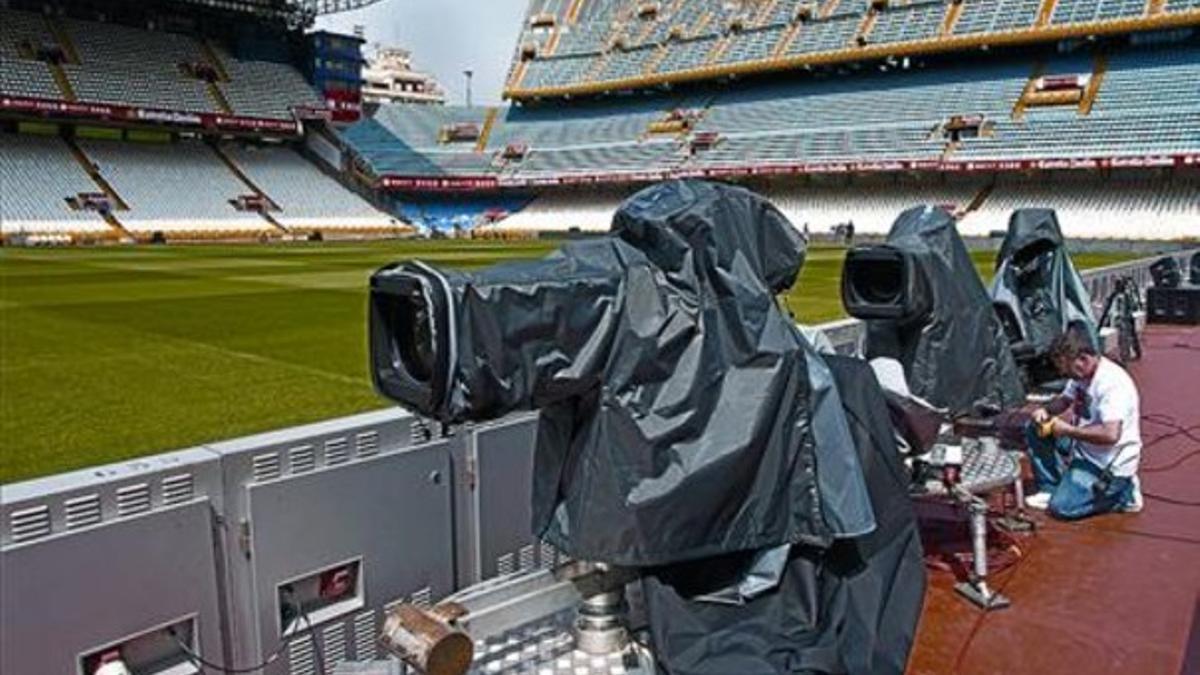 Cámaras de televisión preparadas en Mestalla para la retransmisión de hoy de la final de la Copa del Rey.