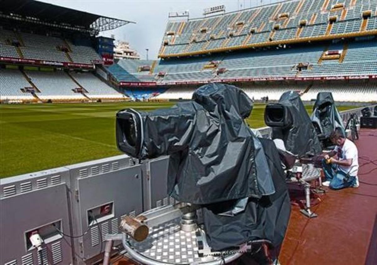 Càmeres de televisió preparades a Mestalla per a la retransmissió d’avui de la final de la Copa del Rei.