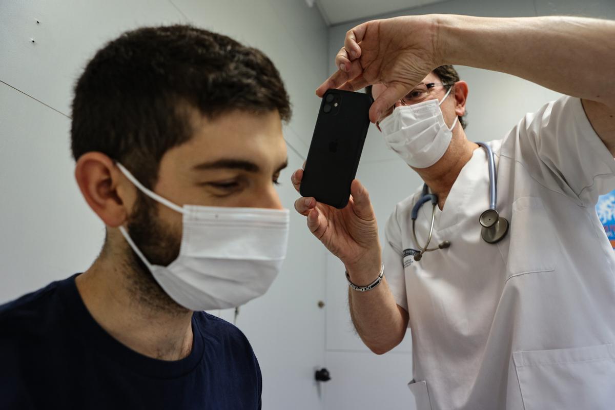 Un médico de atención primaria en Alcoy hace una foto a un paciente.