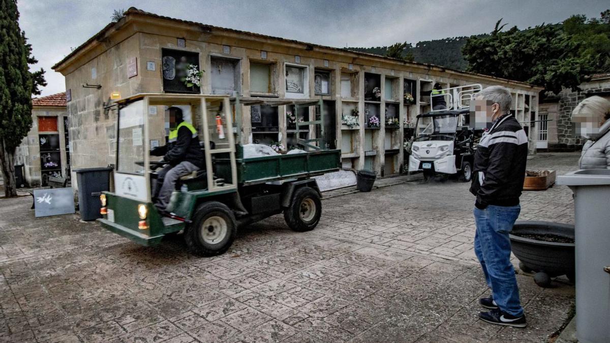 Traslados de los restos exhumados y lápidas apoyadas en el bloque de nichos. | JUANI RUZ