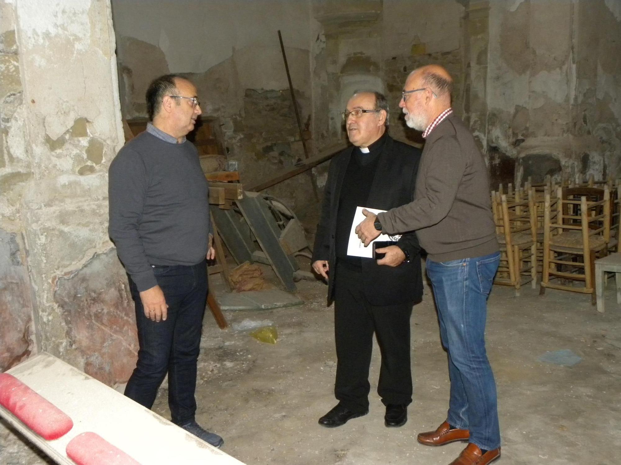 El concejal de Patrimonio y el alcalde de Monóvar con el vicario general de la Diócesis de Orihuela-Alicante.