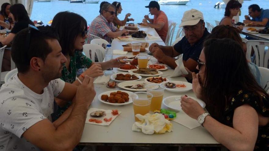 El marisco de A Illa atrae  a cientos de personas  al paseo de O Cantiño