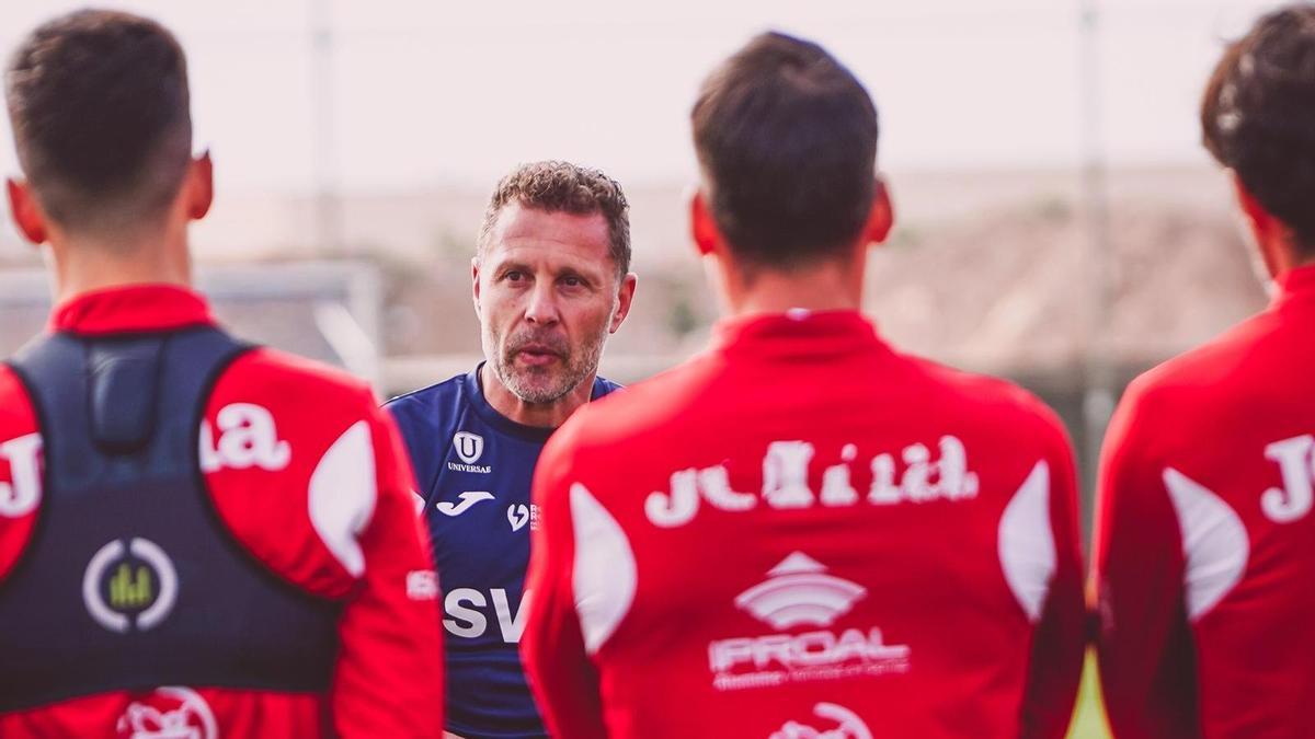 Curro Torres, entrenador del Real Murcia, durante una sesión de entrenamiento esta semana.