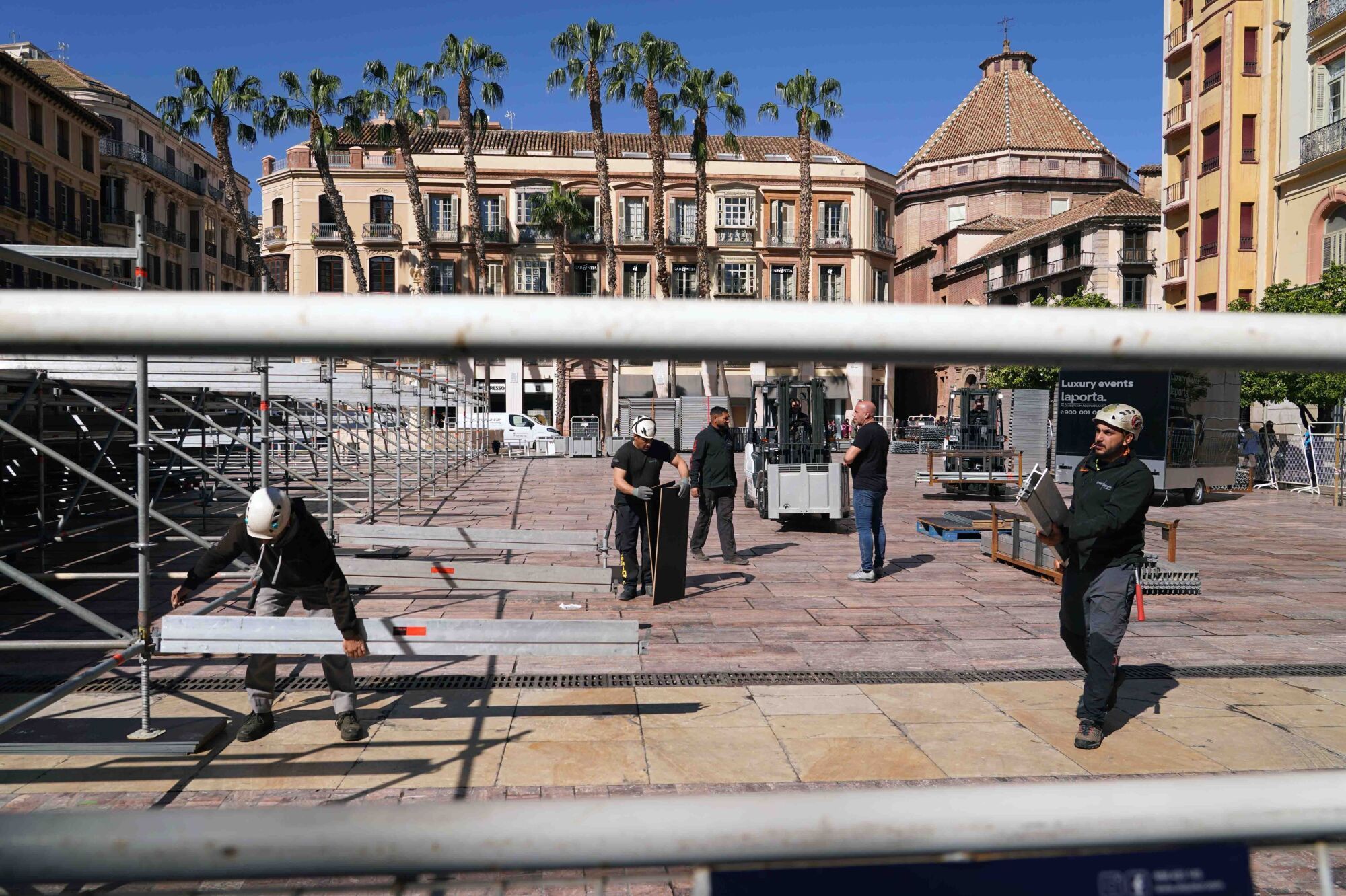 La Agrupación comienza a instalar la Tribuna Principal de la plaza de la Constitución