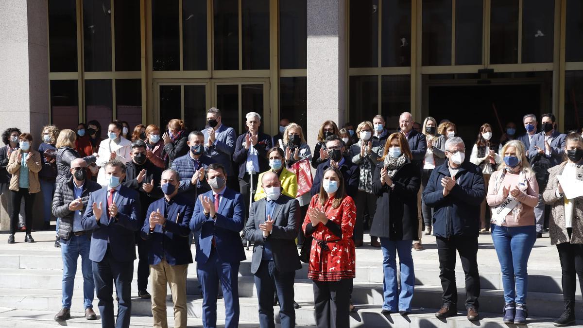 Miembros de la Corporación municipal durante los 5 minutos de silencio en apoyo de Ucrania.