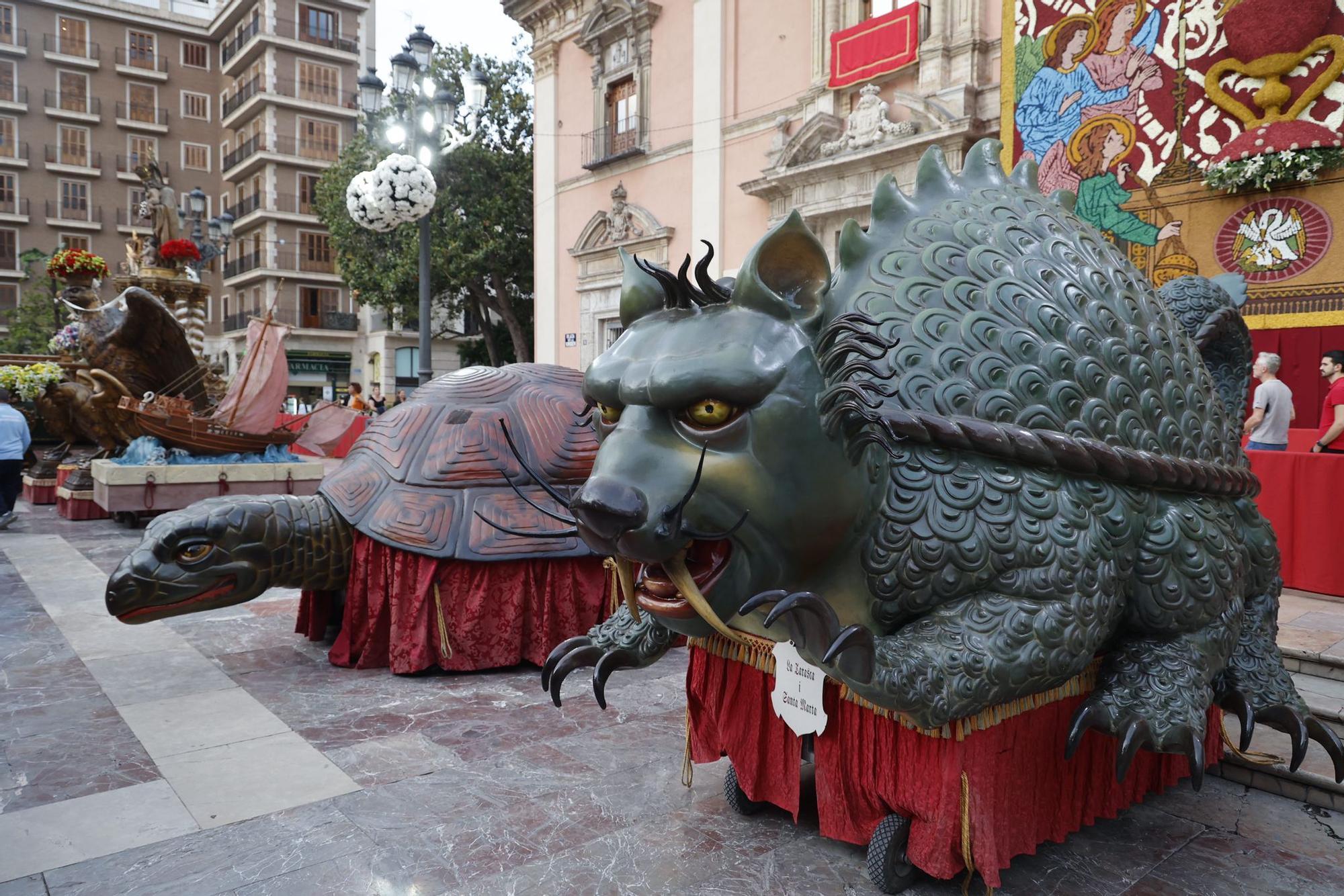 Así ha sido el traslado de las Rocas del Corpus a la Plaza de la Virgen