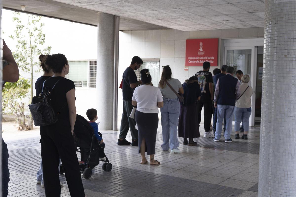 Pacientes esperan para acceder al centro de salud de La Florida, en Alicante, la semana pasada