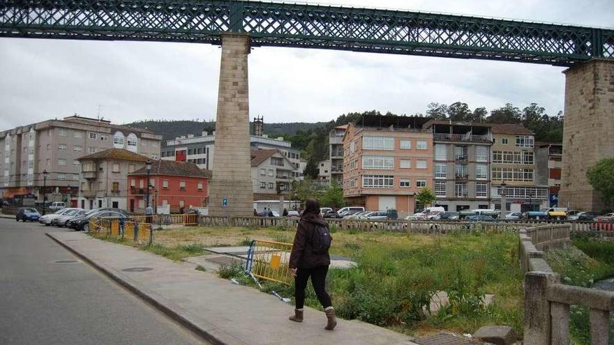 La parcela del antiguo edificio de Fenosa se encuentra vacía desde hace dos años. // FdV