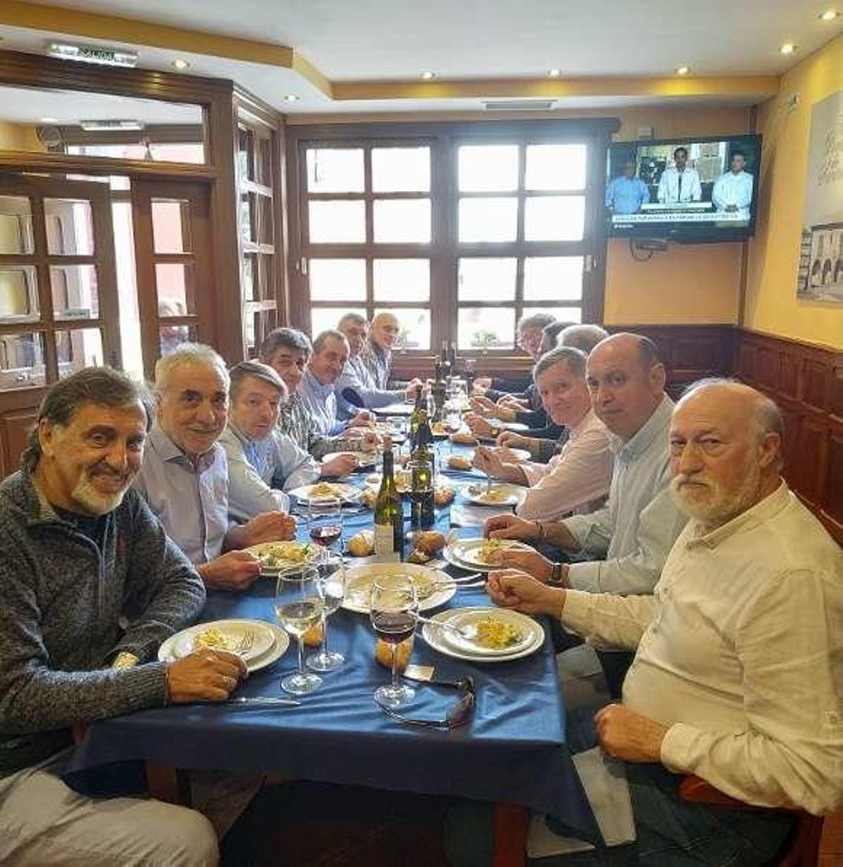 Los ex piragüistas asturianos se reúnen en Candás: "Lo mejor es la amistad de años"