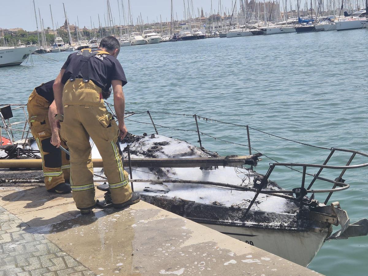 Arde un velero en el Muelle de las Golondrinas de Palma