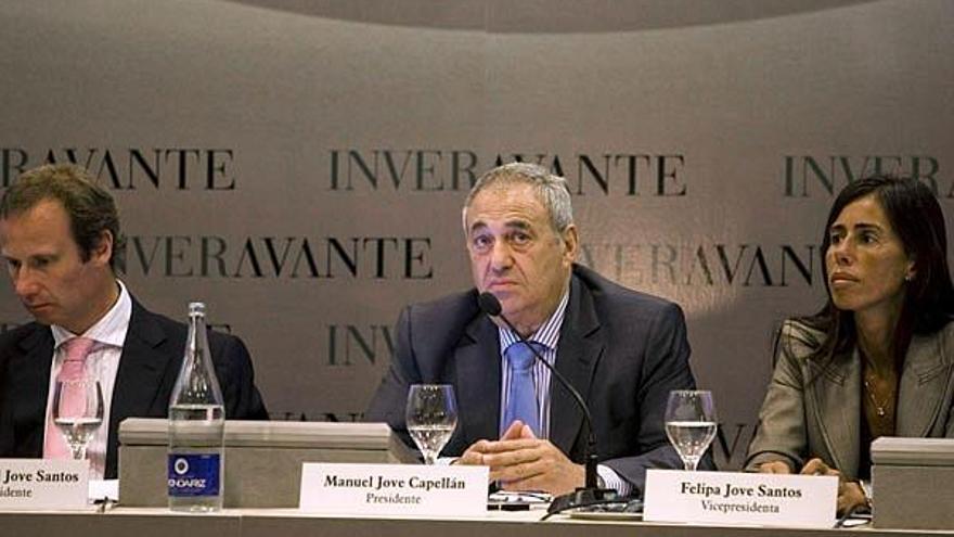 Manuel Jove, rodeado de sus dos hijos y de otros directivos de Inveravante, ayer en A Coruña.