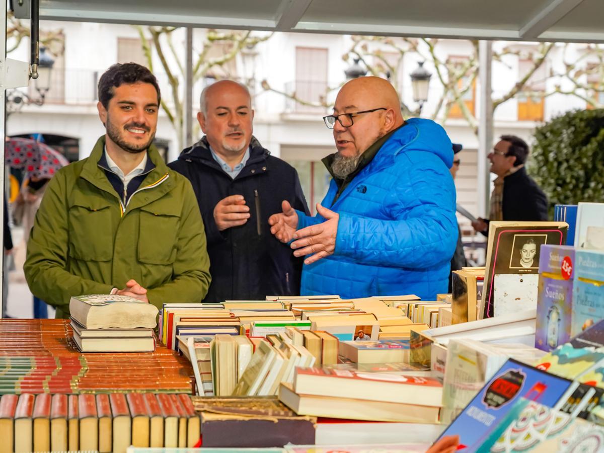 Alejandro Navarro, alcalde de Torrejón de Ardoz, el concejal de Cultura, José Antonio Moreno y Augusto Mateos, de la Asociación de Libreros Cervantes, en la Feria del Libro de Ocasión