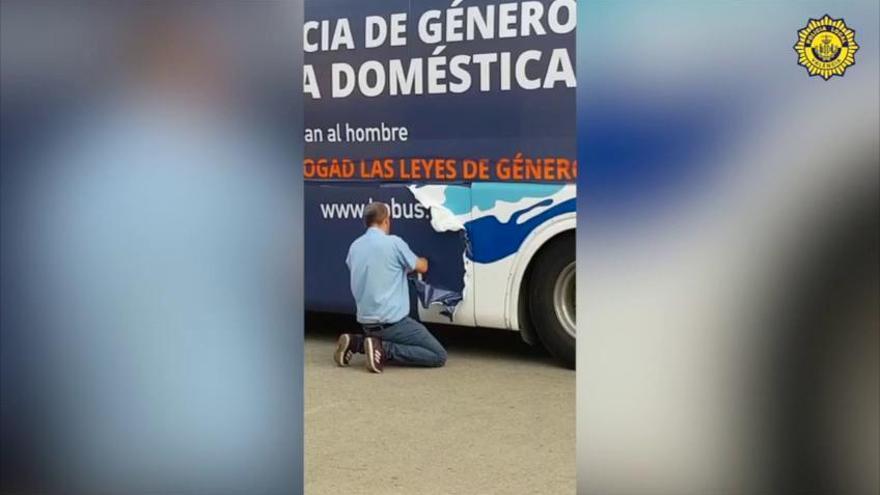 Así arrancan el vinilo del autobús antifeminista de Hazte Oír en Valencia