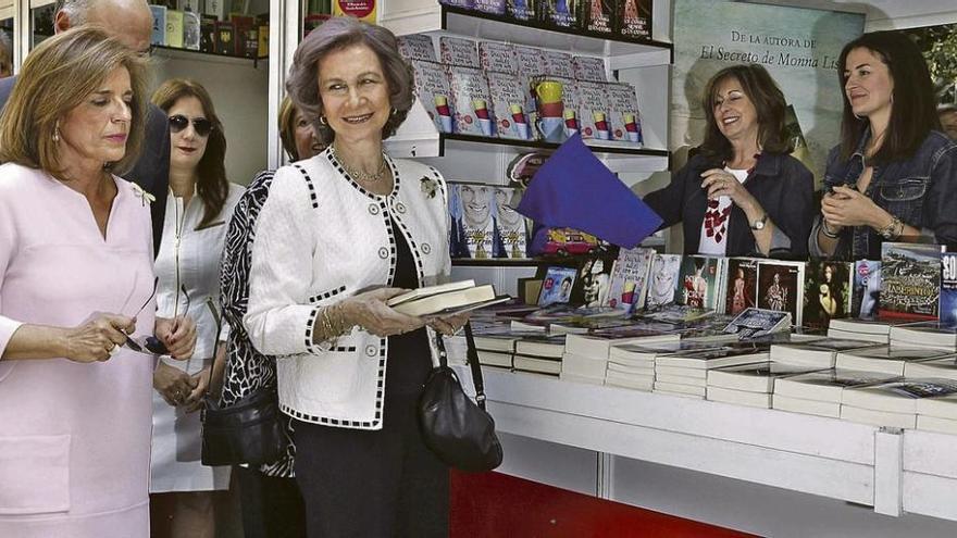 La Reina Sofía compra libros para sus nietos