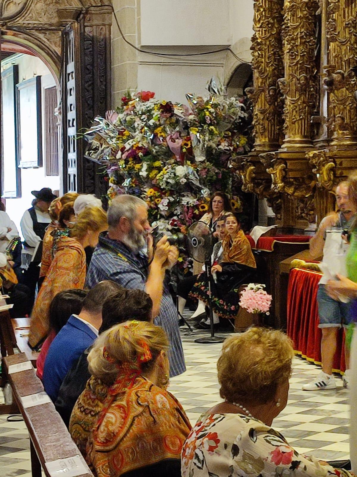 La Ofrenda Floral de Guadalupe, organizada por la Asociación de Damas de la Virgen, celebra 54 años