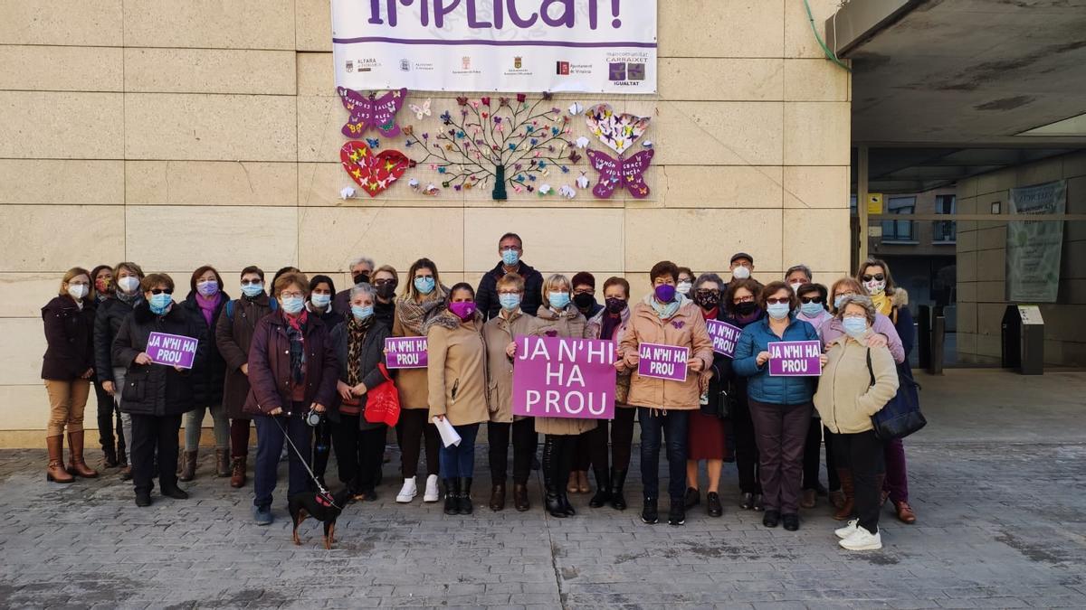 Minuto de silencio en memoria de las víctimas de violencia de género en la puerta del Ayuntamiento de Bonrepòs