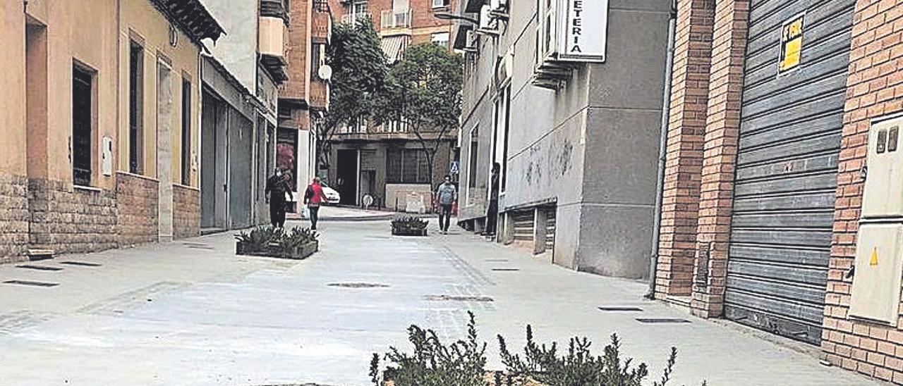 Calle semipeatonal de Manuel de Falla en San Vicente, con acceso a garajes.