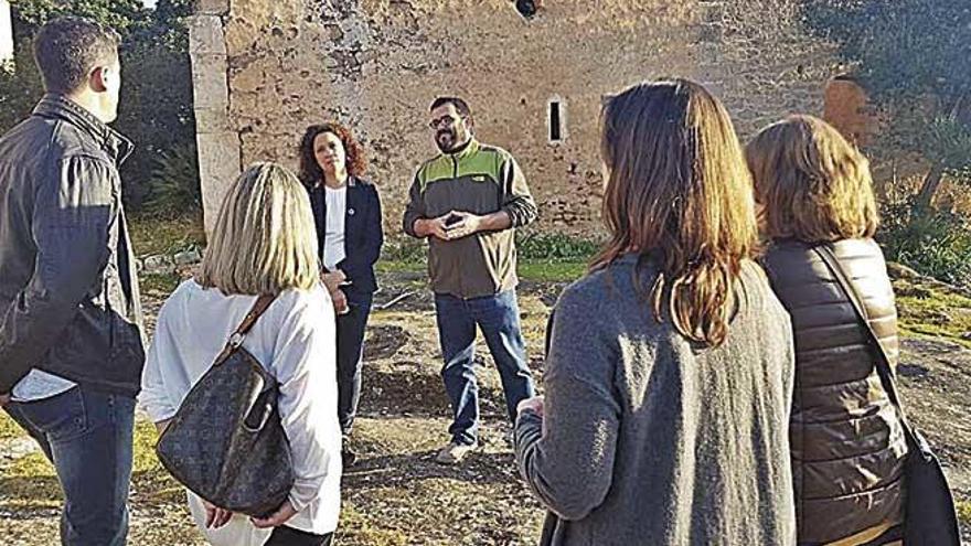 Instante de la visita de las autoridades, ayer, a Es Canons.