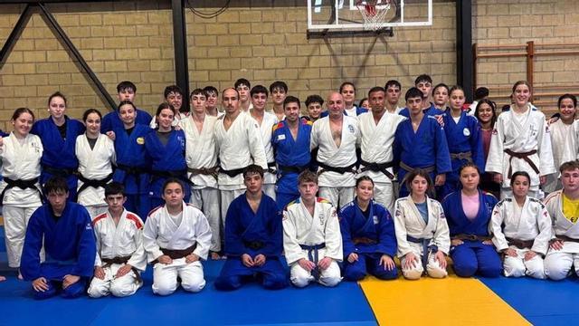 Fran Garrigós, en el centro de azul, con los asistentes al campus de Llanes.