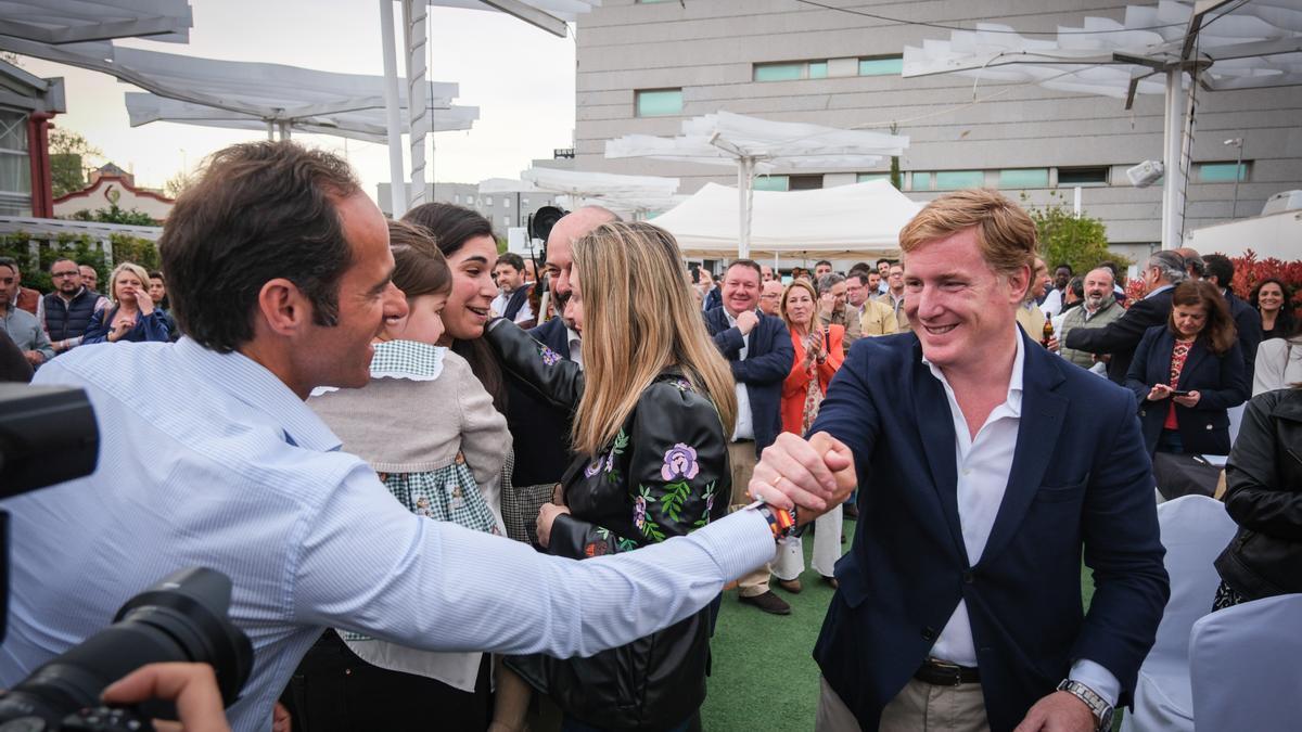 Gragera saluda a Juan Parejo a la entrada en el acto de su presentación, acompañado de Guardiola y Rollán.