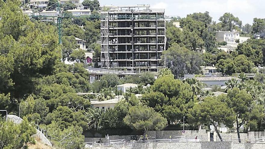 El hotel Kasai destaca en el entorno de la cala de Portals.