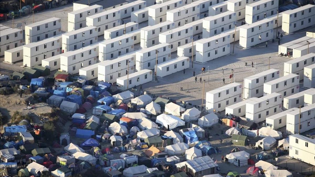 Vista aérea de los refugios improvisados, tiendas de campaña y contenedores donde los migrantes viven en lo que se conoce como la 'Jungla' de Calais, Francia.