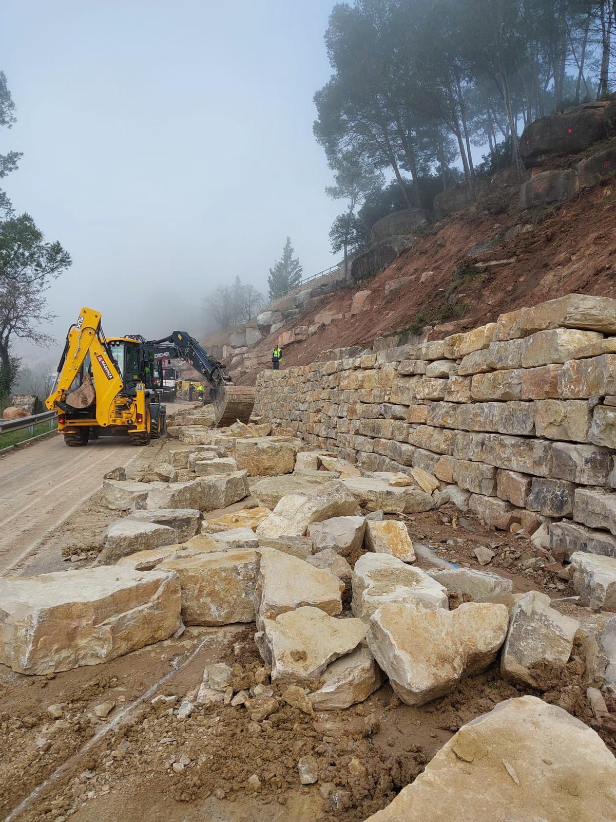 La carretera seguirà tallada mentre les màquines segueixen construint l'escullera
