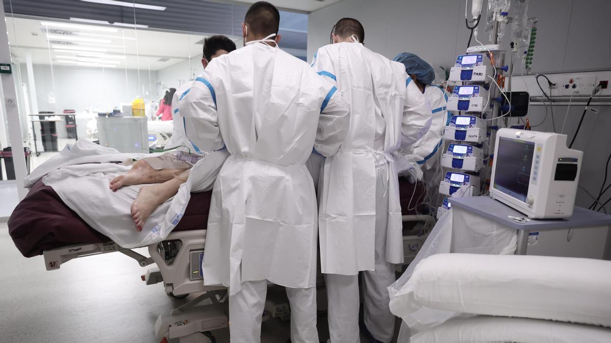 Archivo - Varios enfermeros atienden a una paciente en la UCI