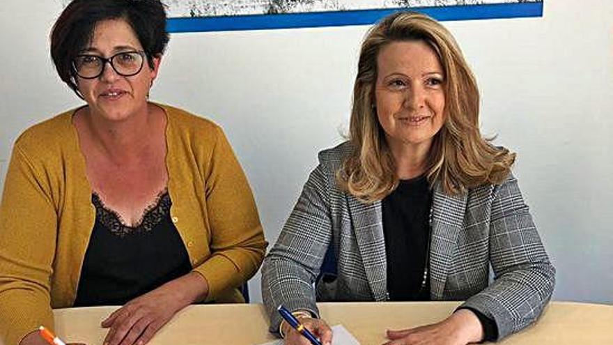 La alcaldesa Carmen Lorenzo (derecha) junto a la teniente de alcalde, de Ciudadanos, Raquel Carrascal.