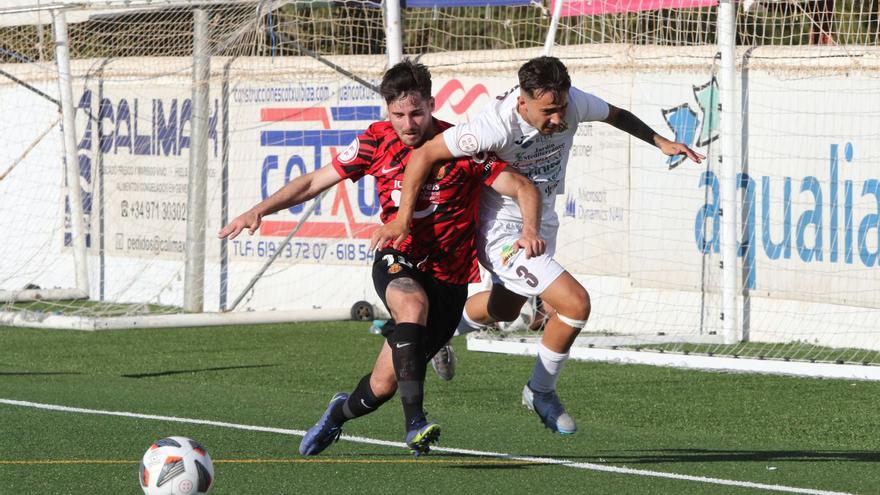 El lateral izquierdo de la Peña Deportiva, Goyo Medina, disputa el esférico ante un jugador del Mallorca B. | VICENT MARÍ