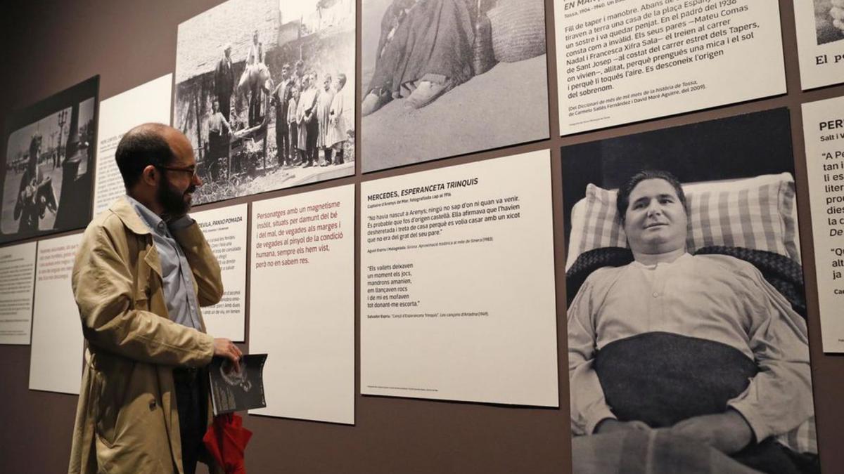 3 Un visitant a la sala Fidel Aguilar de la Rambla. 