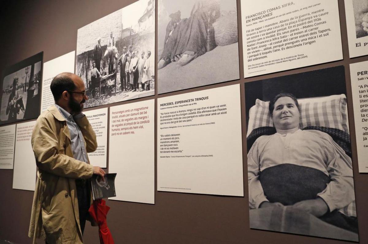 3 Un visitant a la sala Fidel Aguilar de la Rambla. F  | ANIOL RESCLOSA