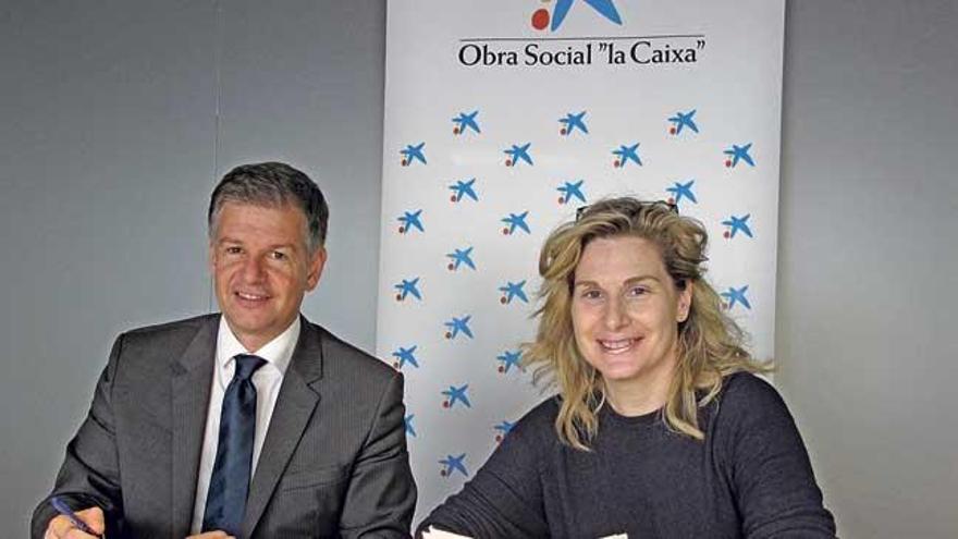 Xicu Costa, director territorial de CaixaBank, y Maria Magdalena Villalonga, presidenta de la asociación ABIE.