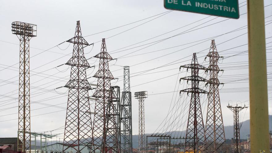 Torres de la luz en la avilesina travesía de La Industria.