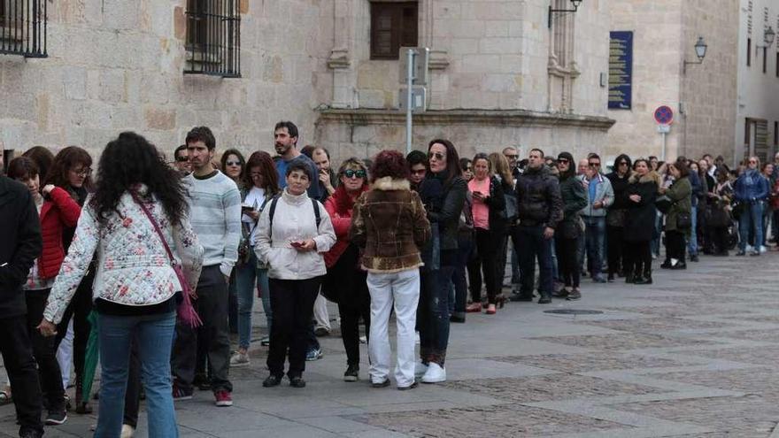 Colas de personas a la espera de asistir a la conferencia de César Bona en el Ramos Carrión.