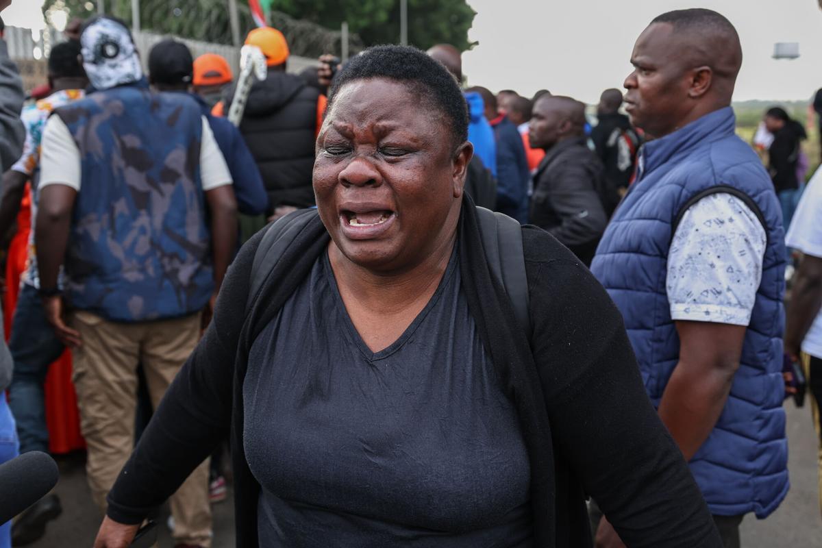 FORMER PRIME MINISTER ODINGA PAS (Kenya), 16/10/2025.- A supporters of the late former Kenyan Prime Minister Raila Odinga reacts while waiting for his body to arrive at Jomo Kenyatta International Airport in Nairobi, 16 October 2025. Odinga, 80, who spent many years as an opposition leader, passed away in India on 15 October 2025 while receiving medical treatment. (Kenia) EFE/EPA/DANIEL IRUNGU