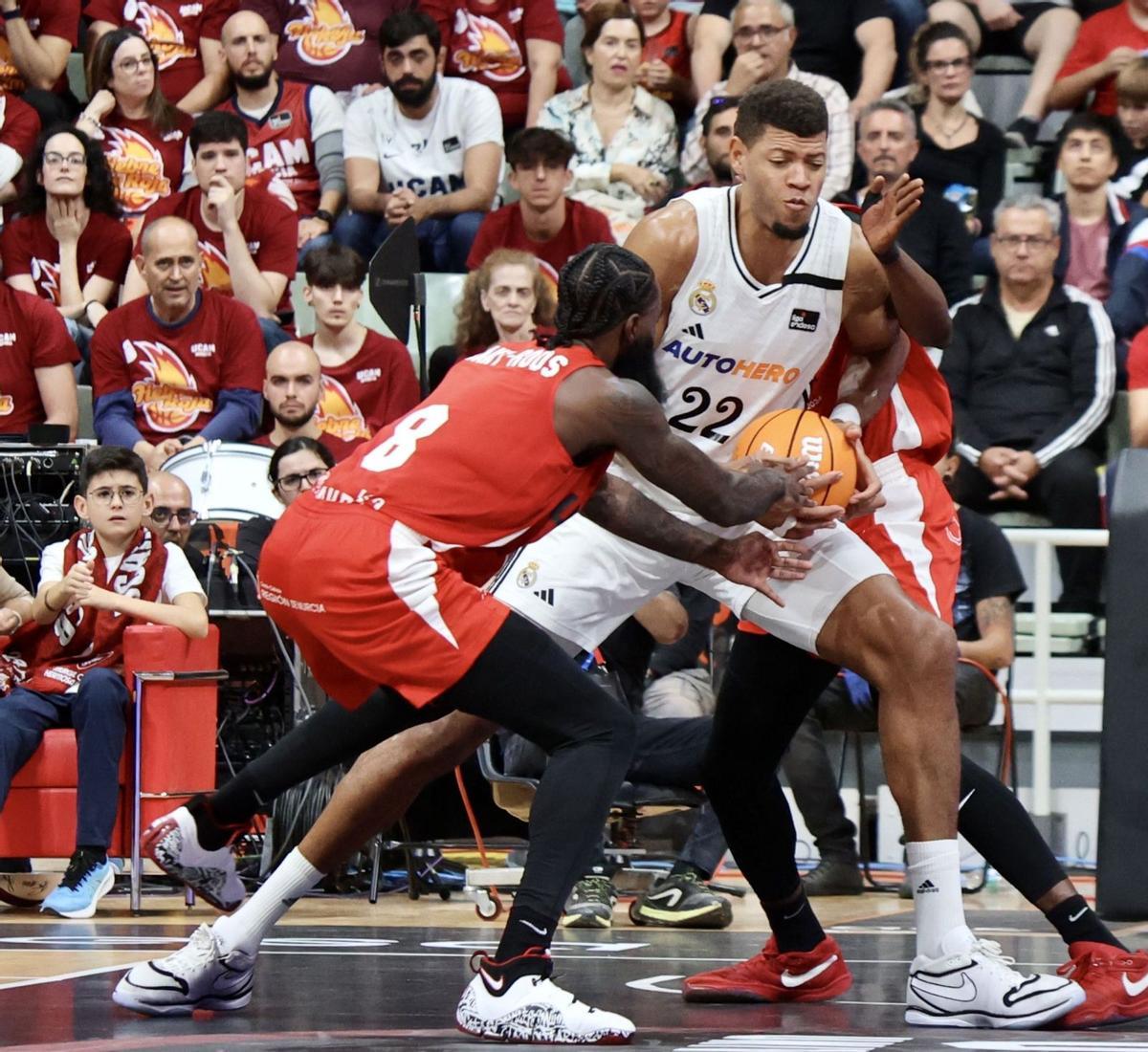 Howard Sant-Roos y Moussa Diagne, del UCAM Murcia, intentando defender a Walter Tavares. | JUAN CARLOS CAVAL