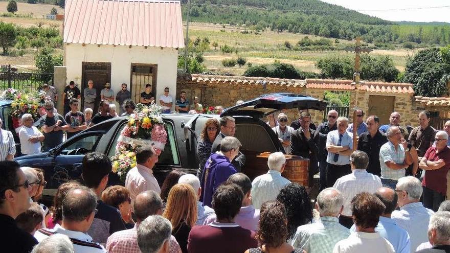 El féretro llega a las puertas de la iglesia.