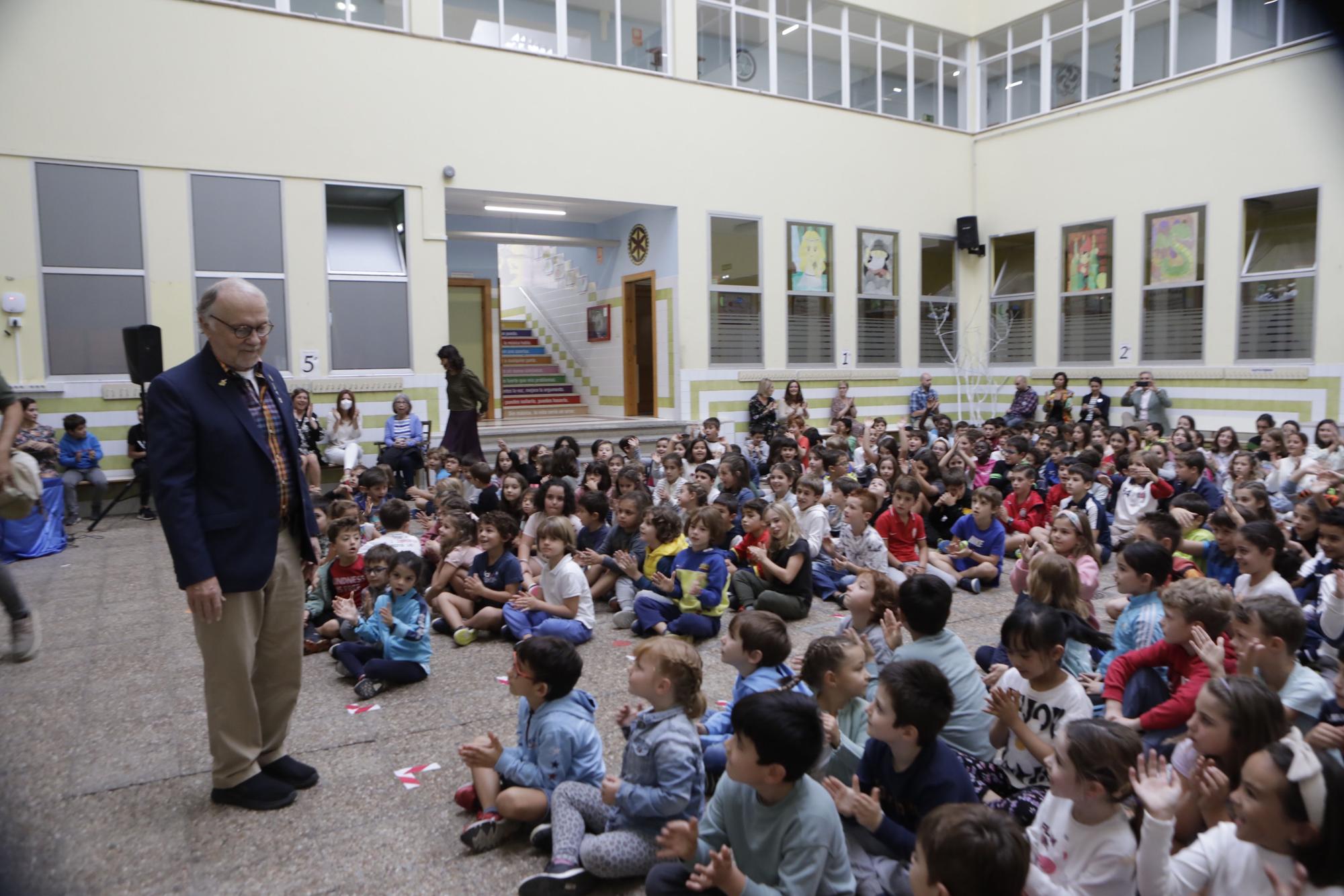EN IMÁGENES: Philip Felgner, uno de los padres de la vacuna contra el covid, vuelve a Asturias y visita el colegio Clarin en Gijón